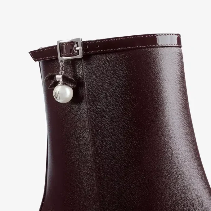 Adry ankelstövlar 60 Deep Merlot i lackat nappaläder med pärlcharm