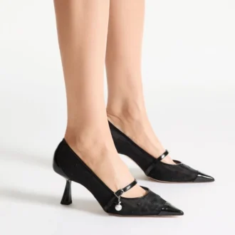 Aren Pump 65 Svarta Spazzolato- och hjärtmönstrade pumps med pärlcharm