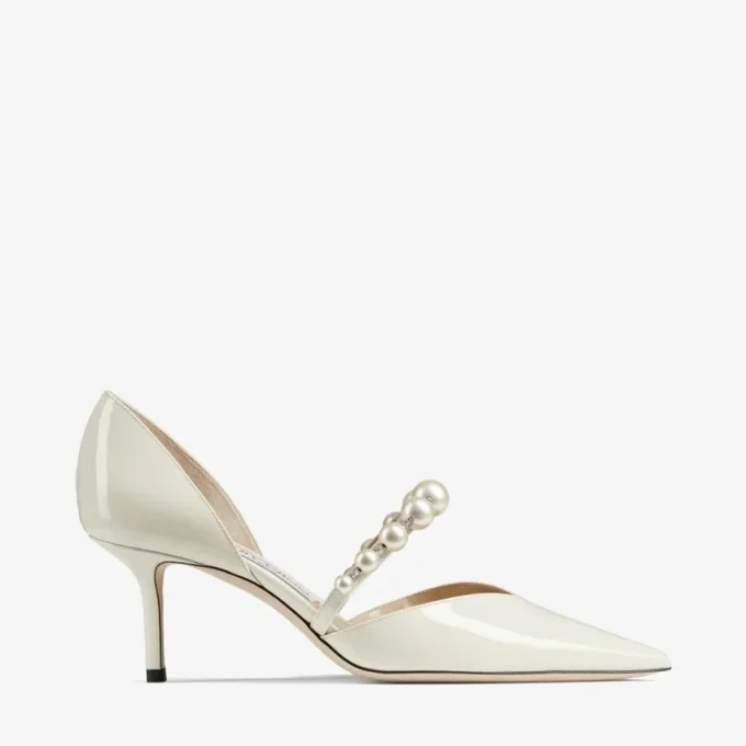Aurelie 65 spetsiga pumps i lattefärgat lackläder med pärldekor Aurelie 65 spetsiga pumps i lattefärgat lackläder med pärldekor