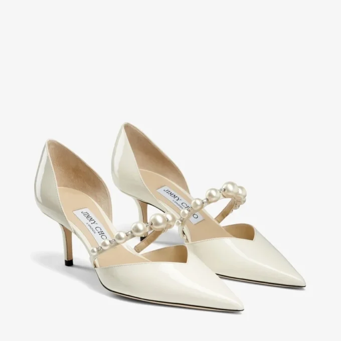 Aurelie 65 spetsiga pumps i lattefärgat lackläder med pärldekor Aurelie 65 spetsiga pumps i lattefärgat lackläder med pärldekor