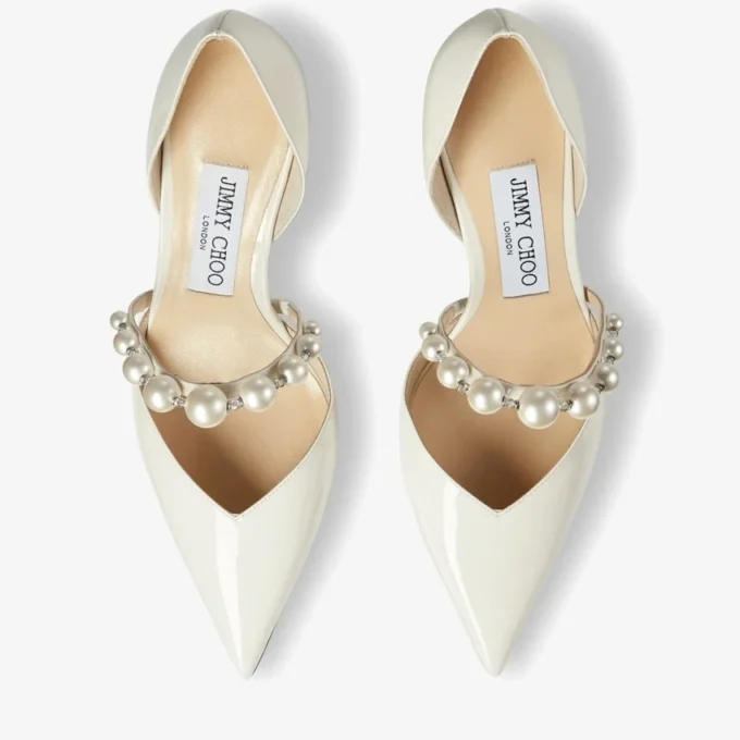 Aurelie 65 spetsiga pumps i lattefärgat lackläder med pärldekor Aurelie 65 spetsiga pumps i lattefärgat lackläder med pärldekor