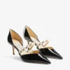 Aurelie 65 svarta pumps i lackläder med spetsig tå och pärldekor Aurelie 65 svarta pumps i lackläder med spetsig tå och pärldekor