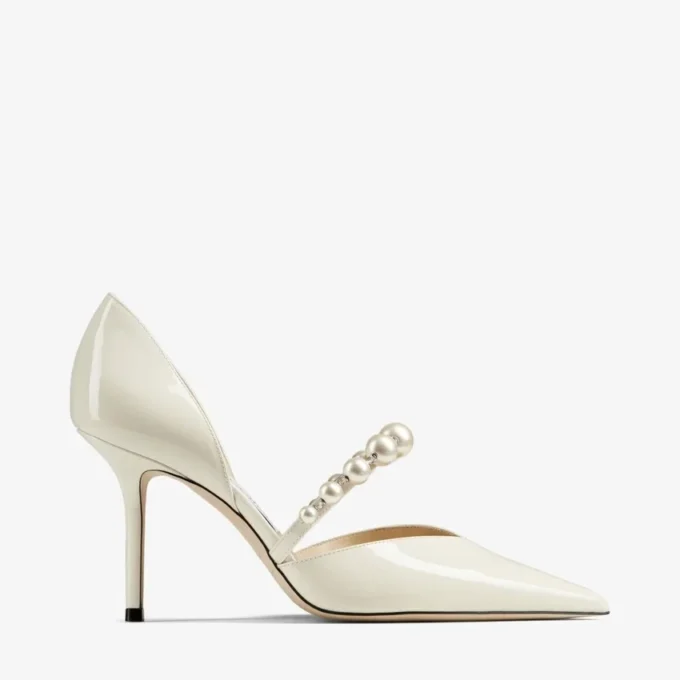 Aurelie 85 spetsiga pumps i lattefärgat lackläder med pärldekor Aurelie 85 spetsiga pumps i lattefärgat lackläder med pärldekor