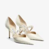 Aurelie 85 spetsiga pumps i lattefärgat lackläder med pärldekor Aurelie 85 spetsiga pumps i lattefärgat lackläder med pärldekor