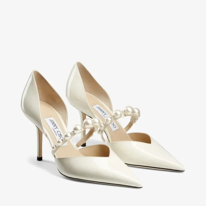 Aurelie 85 spetsiga pumps i lattefärgat lackläder med pärldekor Aurelie 85 spetsiga pumps i lattefärgat lackläder med pärldekor