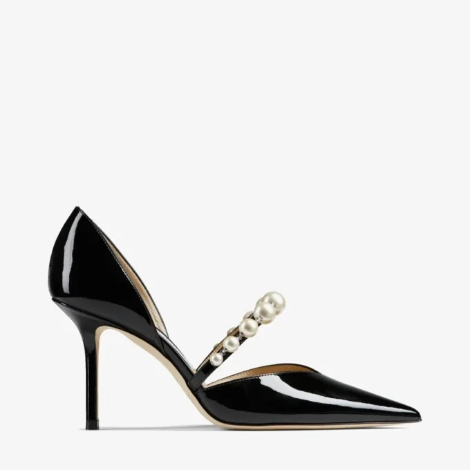 Aurelie 85 svarta pumps i lackläder med spetsig tå och pärldekor Aurelie 85 svarta pumps i lackläder med spetsig tå och pärldekor