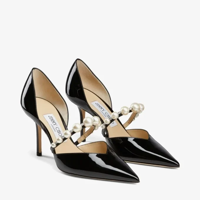 Aurelie 85 svarta pumps i lackläder med spetsig tå och pärldekor Aurelie 85 svarta pumps i lackläder med spetsig tå och pärldekor