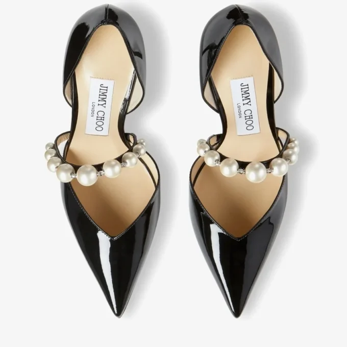 Aurelie 85 svarta pumps i lackläder med spetsig tå och pärldekor Aurelie 85 svarta pumps i lackläder med spetsig tå och pärldekor