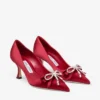 Auria 70 rubinröda satinpumps med satin- och kristallrosett Auria 70 rubinröda satinpumps med satin- och kristallrosett