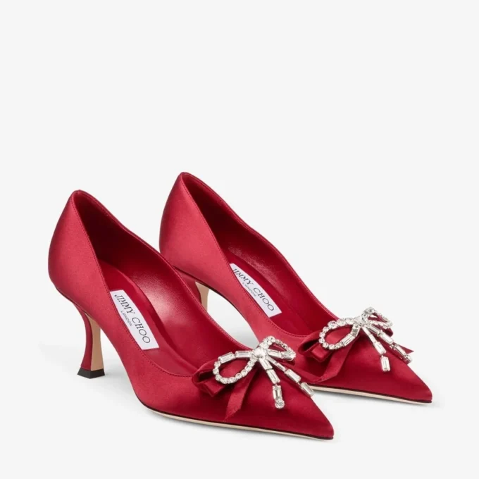 Auria 70 rubinröda satinpumps med satin- och kristallrosett Auria 70 rubinröda satinpumps med satin- och kristallrosett