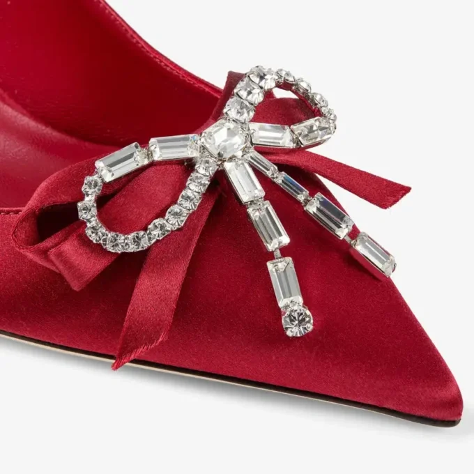Auria 70 rubinröda satinpumps med satin- och kristallrosett Auria 70 rubinröda satinpumps med satin- och kristallrosett