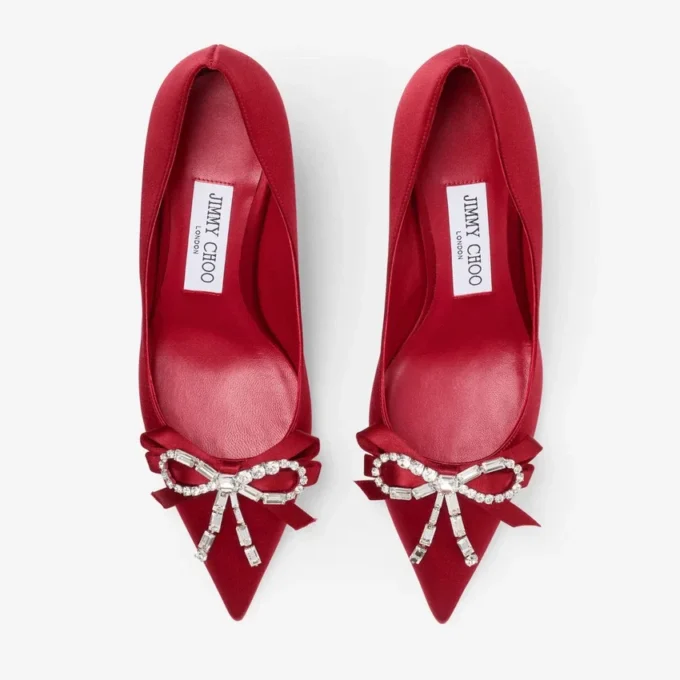 Auria 70 rubinröda satinpumps med satin- och kristallrosett Auria 70 rubinröda satinpumps med satin- och kristallrosett