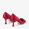 Auria 70 rubinröda satinpumps med satin- och kristallrosett Auria 70 rubinröda satinpumps med satin- och kristallrosett