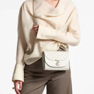Avenue Curve Clutch Latte Quiltad nappaläder-clutch