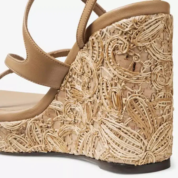 Ayla 110 Cappuccino Nappa-läder och blommigt vävd raffia-kilklack