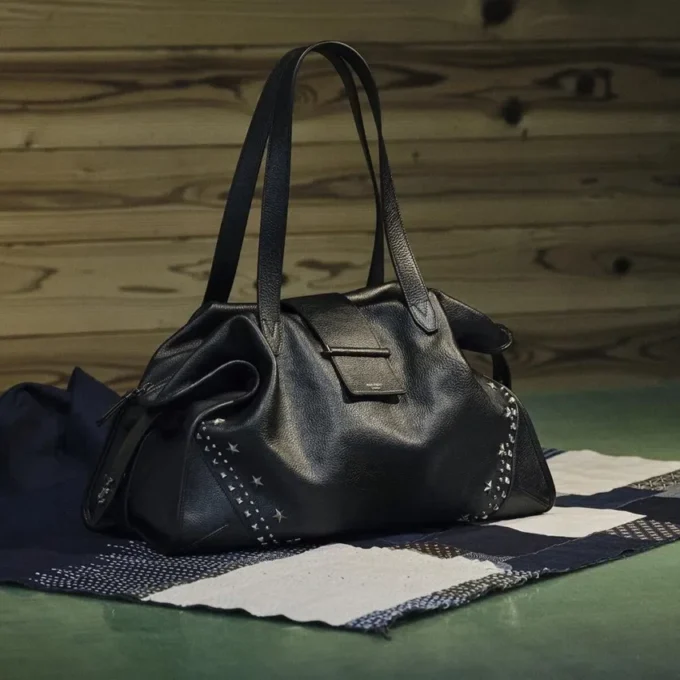 Bar Holdall Large Svart mjukkalvskinnsväska med texturerade stjärnor