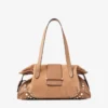Bar Holdall Medium Toffee Suede Holdall-väska med bikerläderkant och pärlknappar Bar Holdall Medium Toffee Suede Holdall-väska med bikerläderkant och pärlknappar