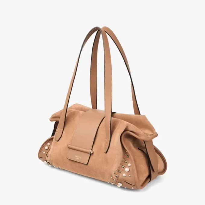 Bar Holdall Medium Toffee Suede Holdall-väska med bikerläderkant och pärlknappar Bar Holdall Medium Toffee Suede Holdall-väska med bikerläderkant och pärlknappar
