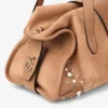 Bar Holdall Medium Toffee Suede Holdall-väska med bikerläderkant och pärlknappar Bar Holdall Medium Toffee Suede Holdall-väska med bikerläderkant och pärlknappar