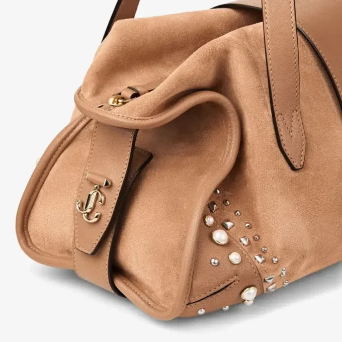 Bar Holdall Medium Toffee Suede Holdall-väska med bikerläderkant och pärlknappar Bar Holdall Medium Toffee Suede Holdall-väska med bikerläderkant och pärlknappar