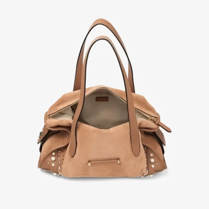 Bar Holdall Medium Toffee Suede Holdall-väska med bikerläderkant och pärlknappar Bar Holdall Medium Toffee Suede Holdall-väska med bikerläderkant och pärlknappar