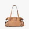 Bar Holdall Medium Toffee Suede Holdall-väska med bikerläderkant och pärlknappar Bar Holdall Medium Toffee Suede Holdall-väska med bikerläderkant och pärlknappar