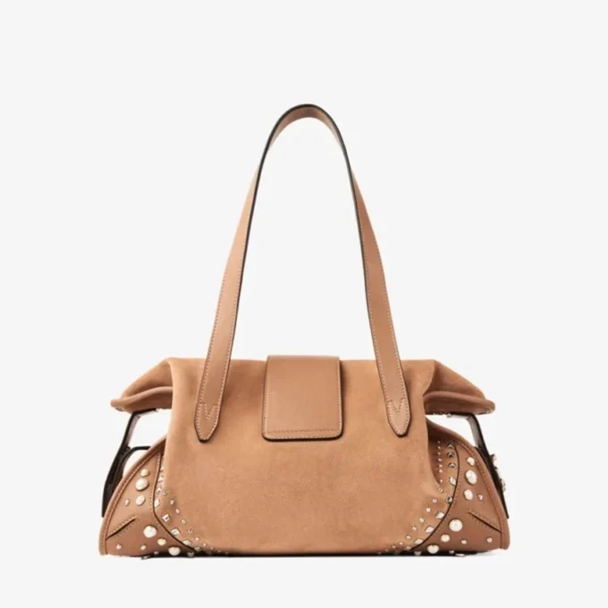 Bar Holdall Medium Toffee Suede Holdall-väska med bikerläderkant och pärlknappar Bar Holdall Medium Toffee Suede Holdall-väska med bikerläderkant och pärlknappar
