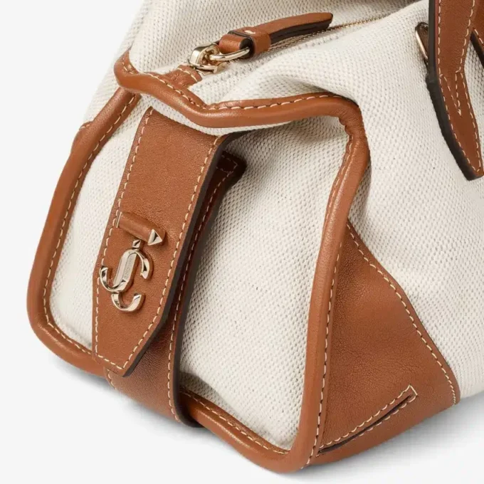 Bar Holdall Small – resväska i naturfärgat och brunt återvunnet canvas med detaljer i bikerläder