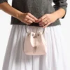 Bon Bon Macaron-väska i satin med metallhandtag Bon Bon Macaron-väska i satin med metallhandtag