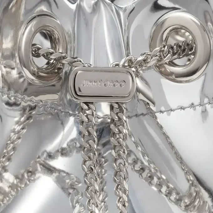 Bon Bon mini-väska i silverfärgat spegeltyger med metallhandtag Bon Bon mini-väska i silverfärgat spegeltyger med metallhandtag