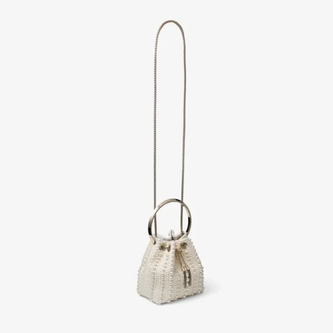 Bon Bon-väska i elfenbensfärgad satin med pärlor över hela ytan Bon Bon-väska i elfenbensfärgad satin med pärlor över hela ytan