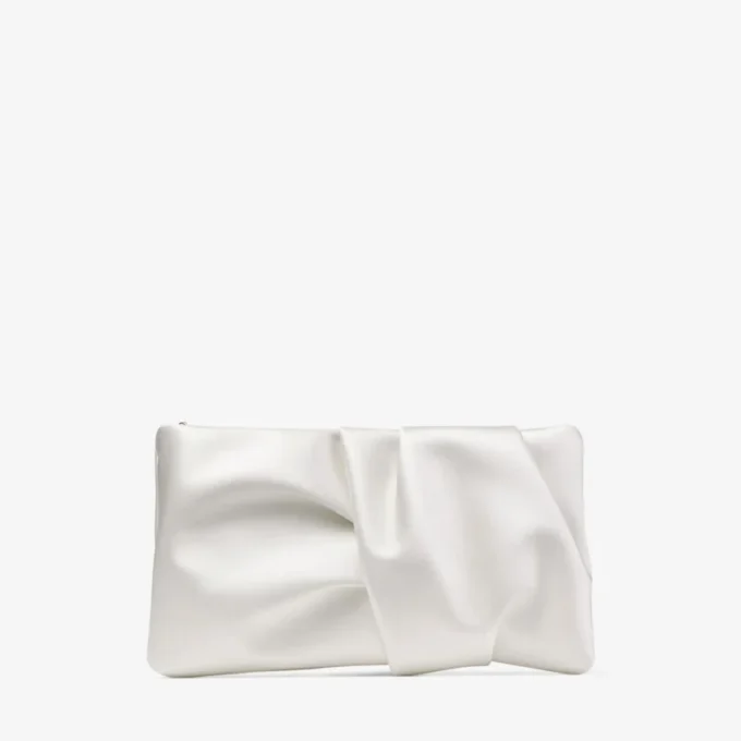 Bonny Clutch – Clutchväska i elfenbensfärgad satin Bonny Clutch – Clutchväska i elfenbensfärgad satin