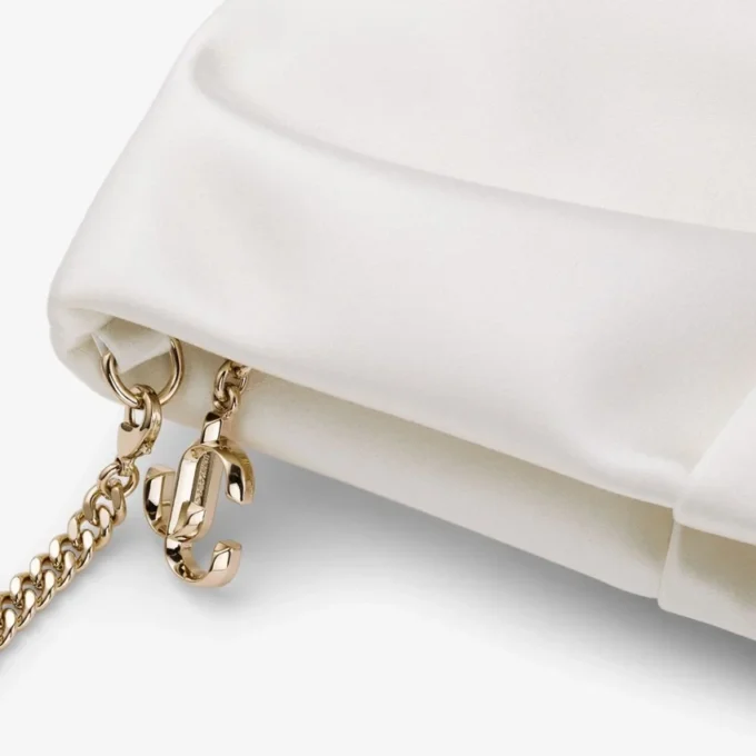Bonny Clutch – Clutchväska i elfenbensfärgad satin Bonny Clutch – Clutchväska i elfenbensfärgad satin