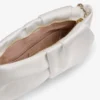 Bonny Clutch – Clutchväska i elfenbensfärgad satin Bonny Clutch – Clutchväska i elfenbensfärgad satin