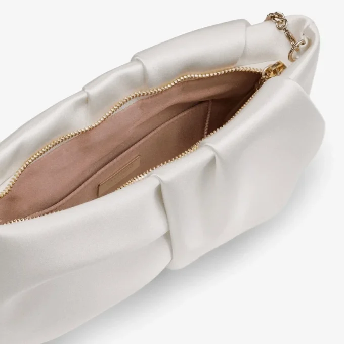 Bonny Clutch – Clutchväska i elfenbensfärgad satin Bonny Clutch – Clutchväska i elfenbensfärgad satin