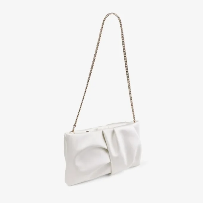 Bonny Clutch – Clutchväska i elfenbensfärgad satin Bonny Clutch – Clutchväska i elfenbensfärgad satin