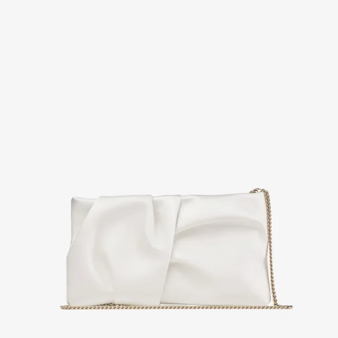 Bonny Clutch – Clutchväska i elfenbensfärgad satin Bonny Clutch – Clutchväska i elfenbensfärgad satin