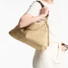 Callie Maxi axelväska i natur- och kaffefärgad raffia med avtagbar vävd rem i nappaläder