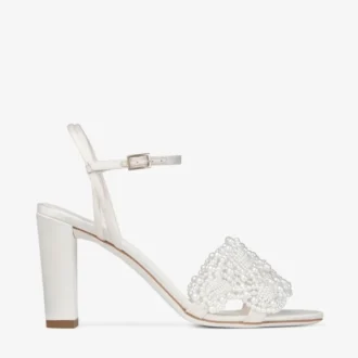 Cary 85 sandal i elfenbensfärgad satin med blockklack och pärldekorationer