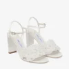 Cary 85 sandal i elfenbensfärgad satin med blockklack och pärldekorationer Cary 85 sandal i elfenbensfärgad satin med blockklack och pärldekorationer