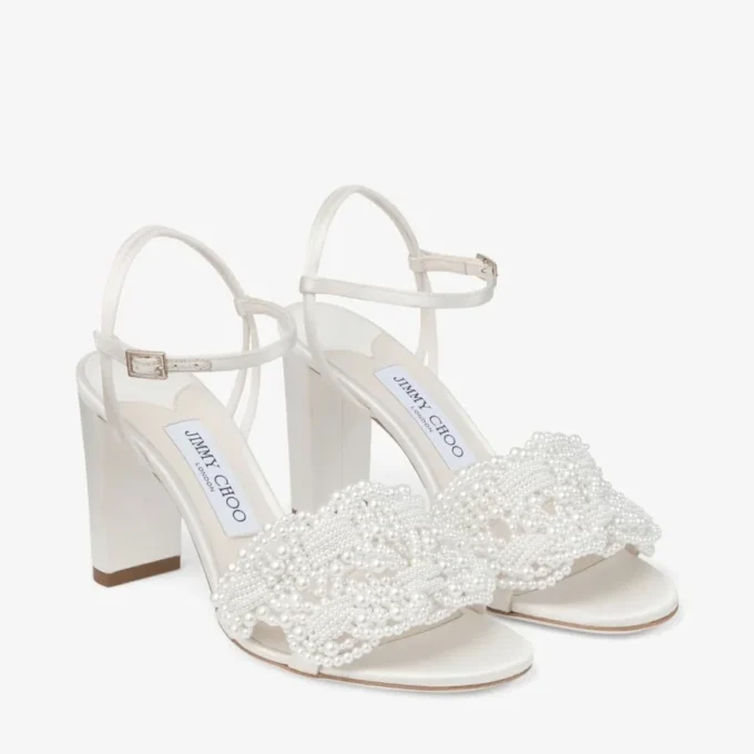 Cary 85 sandal i elfenbensfärgad satin med blockklack och pärldekorationer Cary 85 sandal i elfenbensfärgad satin med blockklack och pärldekorationer