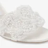 Cary 85 sandal i elfenbensfärgad satin med blockklack och pärldekorationer Cary 85 sandal i elfenbensfärgad satin med blockklack och pärldekorationer