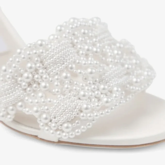Cary 85 sandal i elfenbensfärgad satin med blockklack och pärldekorationer Cary 85 sandal i elfenbensfärgad satin med blockklack och pärldekorationer