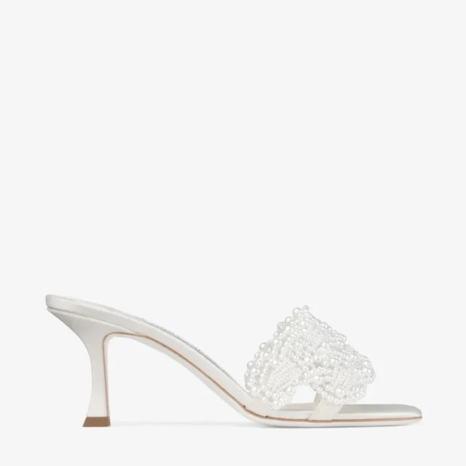 Cary Mule 70 Mule-sandal i elfenbensfärgad satin med pärldekorationer Cary Mule 70 Mule-sandal i elfenbensfärgad satin med pärldekorationer