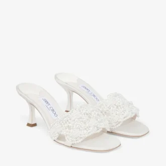 Cary Mule 70 Mule-sandal i elfenbensfärgad satin med pärldekorationer