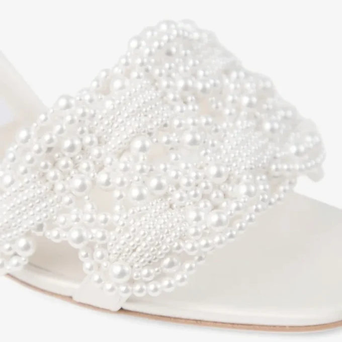 Cary Mule 70 Mule-sandal i elfenbensfärgad satin med pärldekorationer Cary Mule 70 Mule-sandal i elfenbensfärgad satin med pärldekorationer
