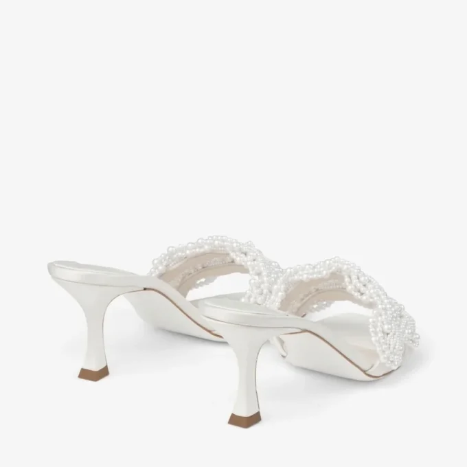 Cary Mule 70 Mule-sandal i elfenbensfärgad satin med pärldekorationer Cary Mule 70 Mule-sandal i elfenbensfärgad satin med pärldekorationer