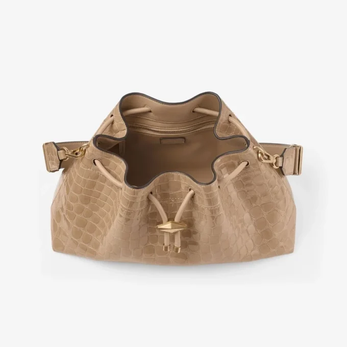 Cinch Medium Chai glänsande axelväska i läder med krokodilprägling Cinch Medium Chai glänsande axelväska i läder med krokodilprägling