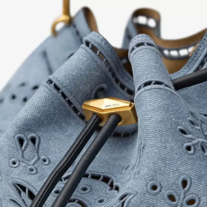 Cinch Medium Denim-väskan med Sangallo-broderi Cinch Medium Denim-väskan med Sangallo-broderi