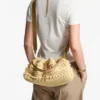 Cinch Medium naturfärgad och cappuccinofärgad raffia-bucketväska med pärlor och slätt kalvskinn Cinch Medium naturfärgad och cappuccinofärgad raffia-bucketväska med pärlor och slätt kalvskinn
